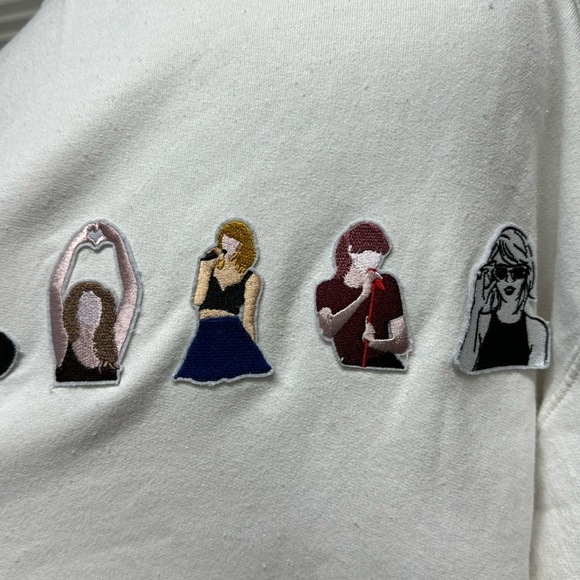 Gildan White I’m Here For Taylor Chiefs 87 with Taylor Swift Patches Sweatshirt - Picture 7 of 12